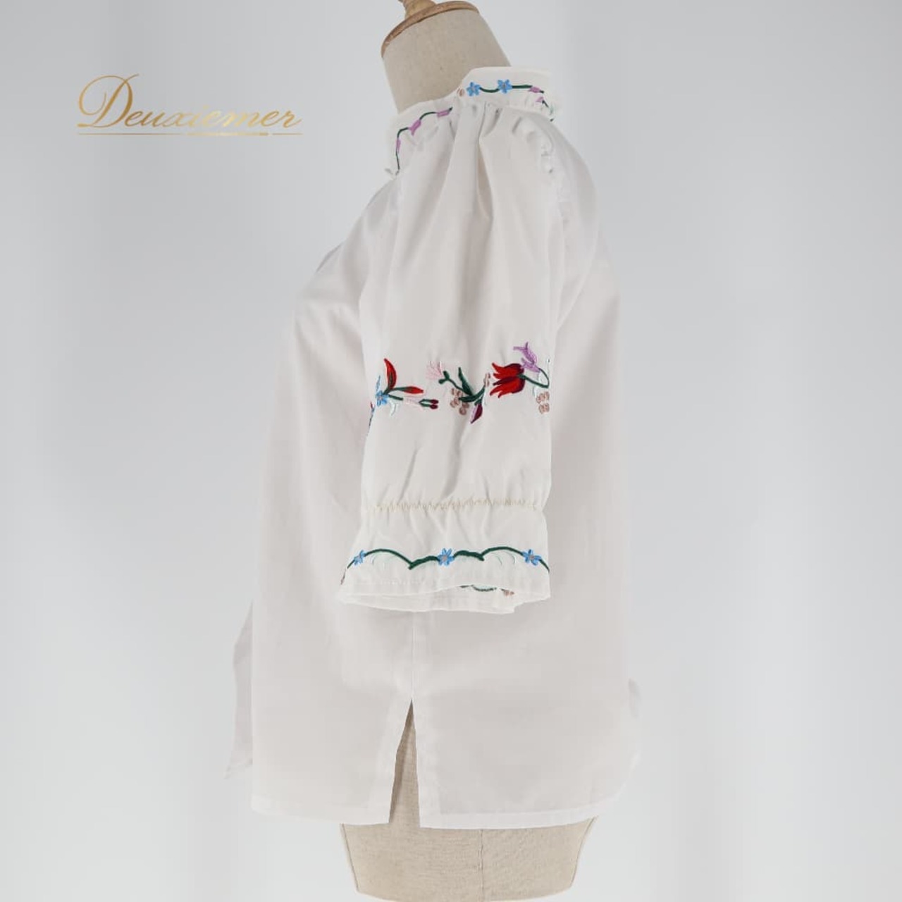 フォークダンス 衣装 LOUIS ルイス トップス ブラウス ホワイト系 花 花柄 刺繍 カラフル チロリアン 白 青 赤 紫 緑 かわいい 明るい ボタン 襟 ダンス衣装 イベント 練習 レッスン ブルー系 ピンク系 レッド系 グリーン系 パープル系