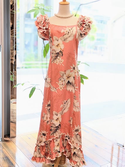 【PACIFIC LEGEND】ハワイアンロングラッフルムームードレス(ハイビスカス/ピーチ)