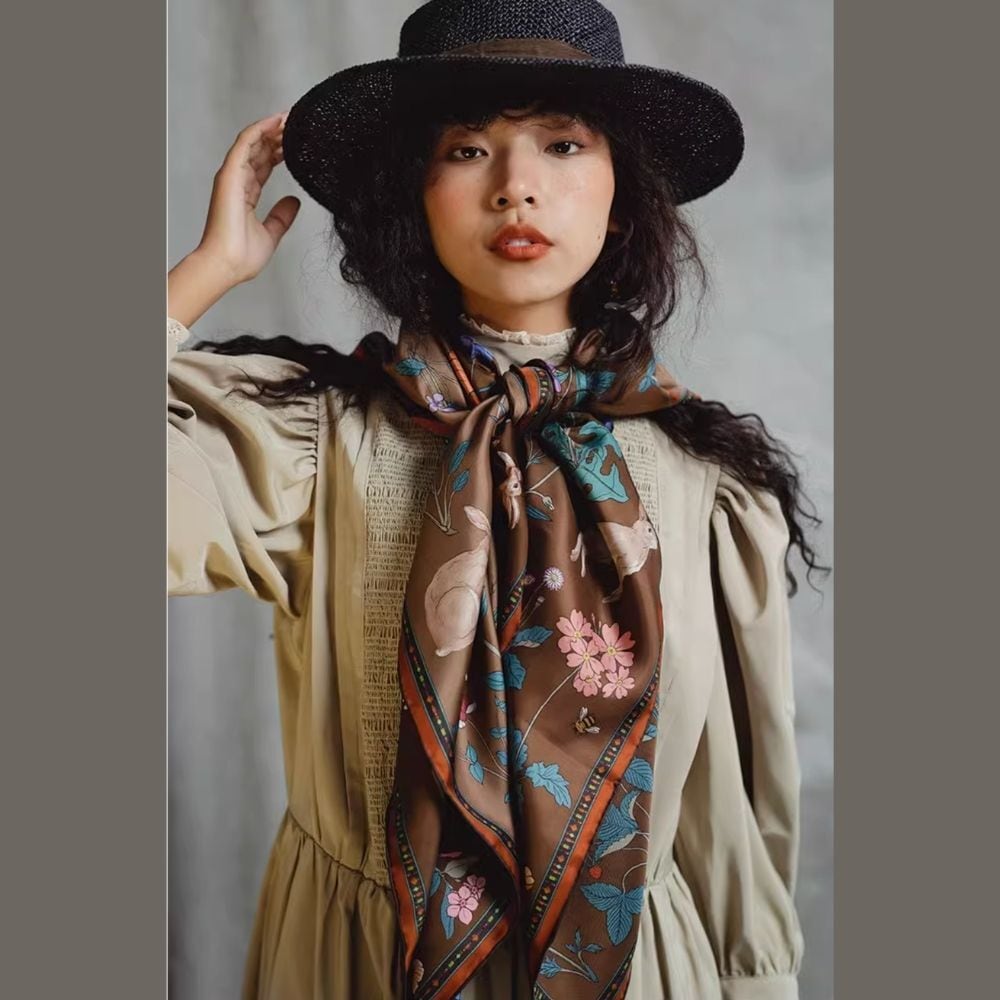 花園で遊ぶうさぎ」大判スカーフ ショール E00337 | EMMA GRAND