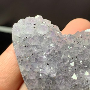 2.ハートアメジストクラスターに住み着いているフローライトハリネズミさん