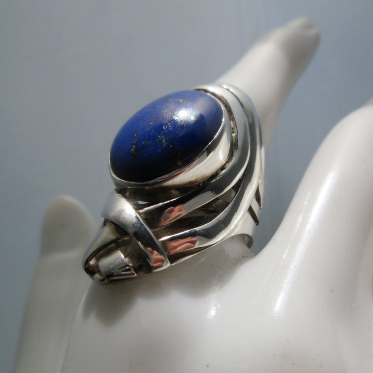 天空の」大ぶりで印象的・上品な青色のラピスラズリ・シルバーリング