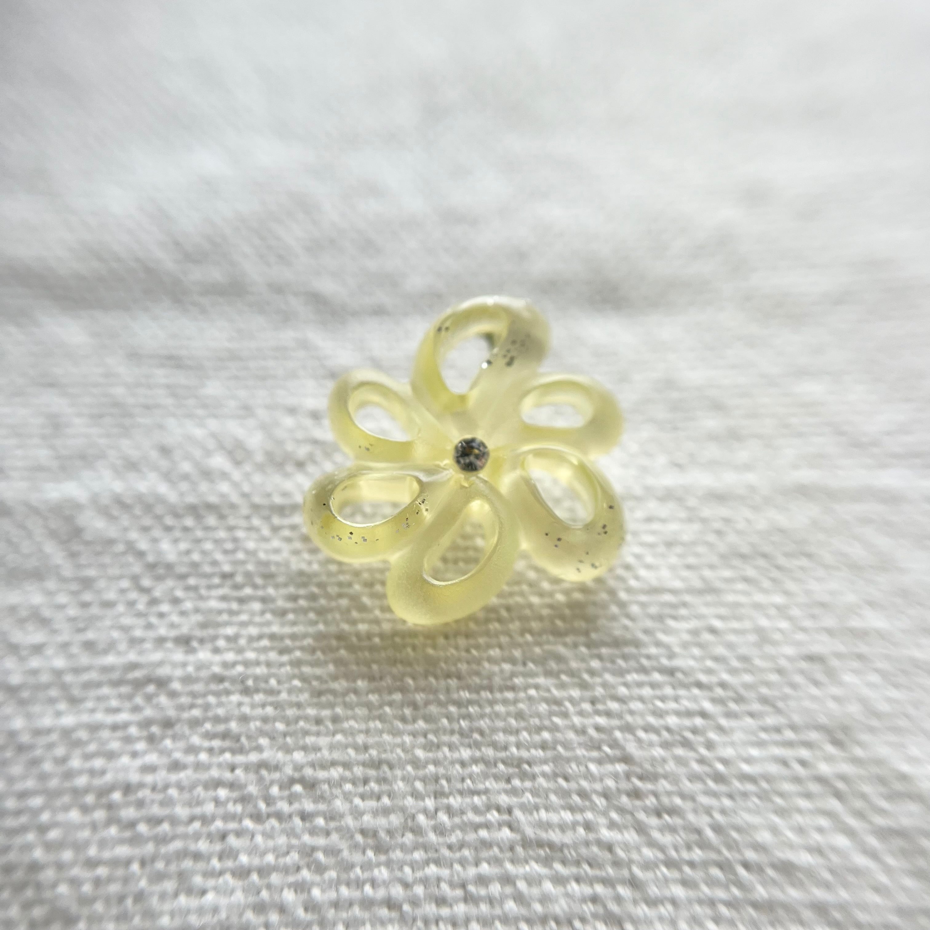 1粒ラインストーン×パステルイエローフラワー17㎜