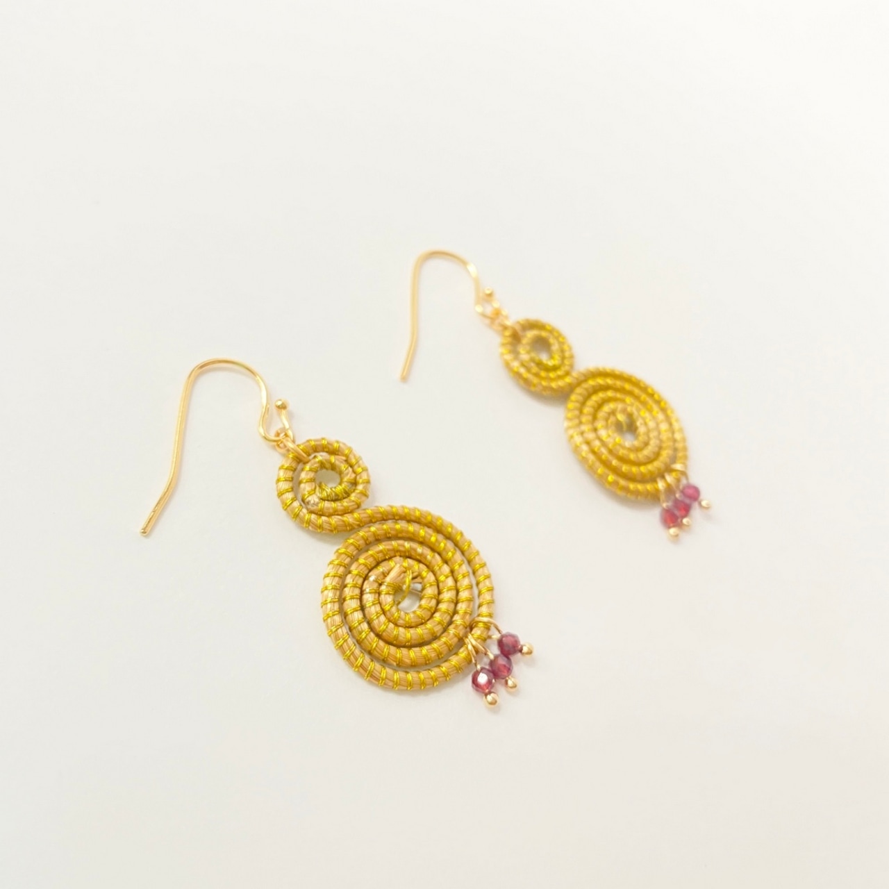 黄金の草 カッピンドウラード ピアス&イヤリング ダブルスパイラル ガーネット