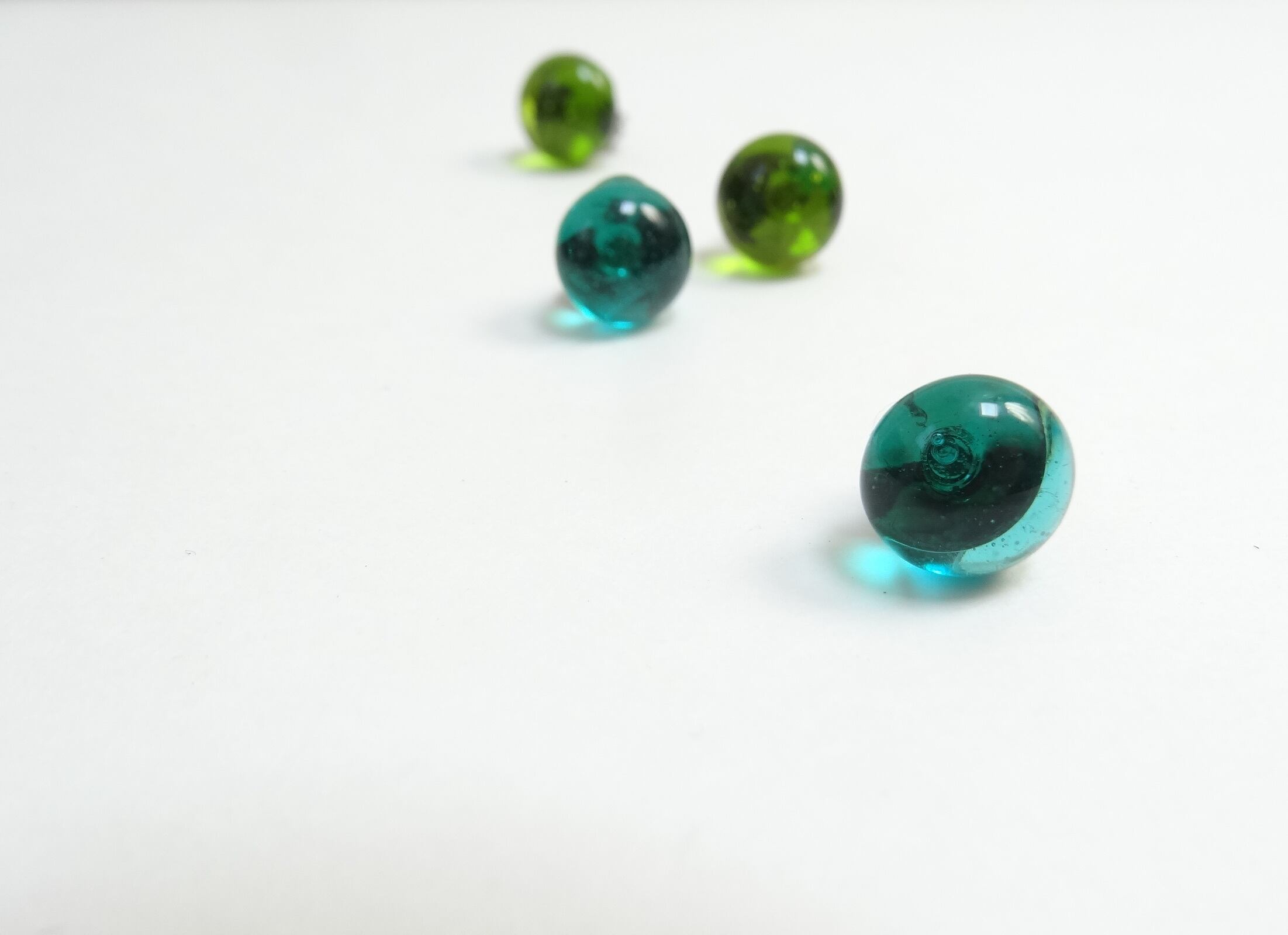 一粒ガラスピアス(エメラルドグリーン) | Glass&Art MOMO