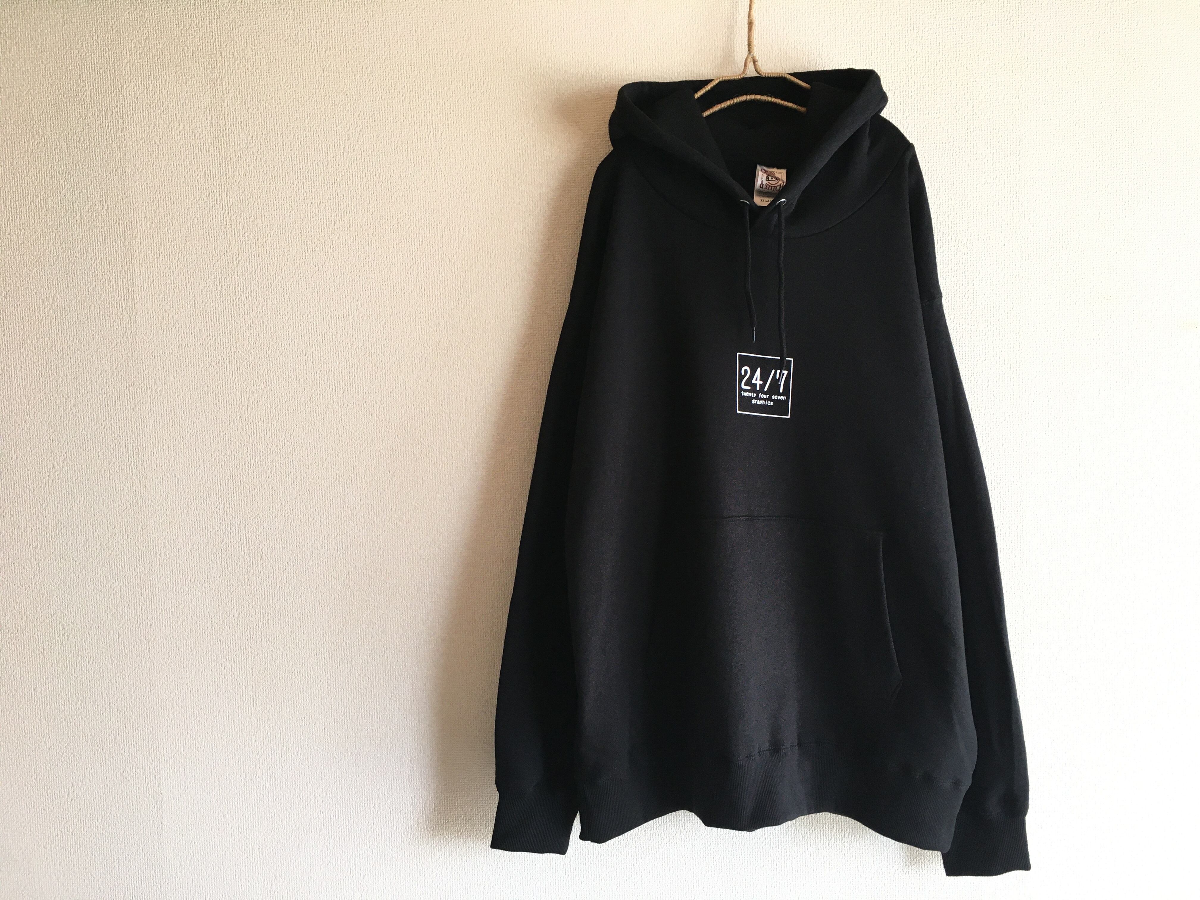 24 7ロゴ ビッグプルオーバーパーカー ブラック メンズxl Xxl 裏パイル ユニセックス オーバーサイズ Tシャツ パーカー ブランド 24 7graphics