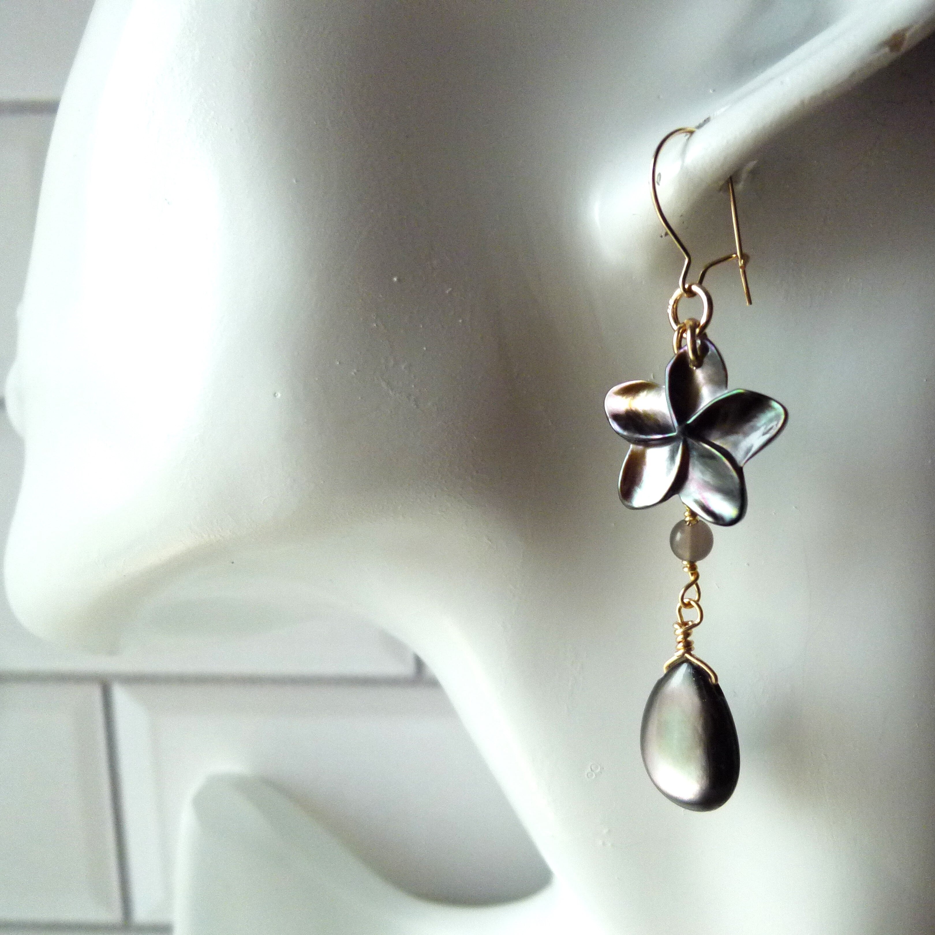 新作チューライトフロスト プルメリアスクロールカービングピアスチャーム