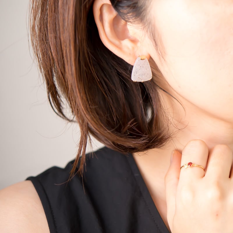 ドルジーアゲート ごま塩 K18 ピアス | Toumeina