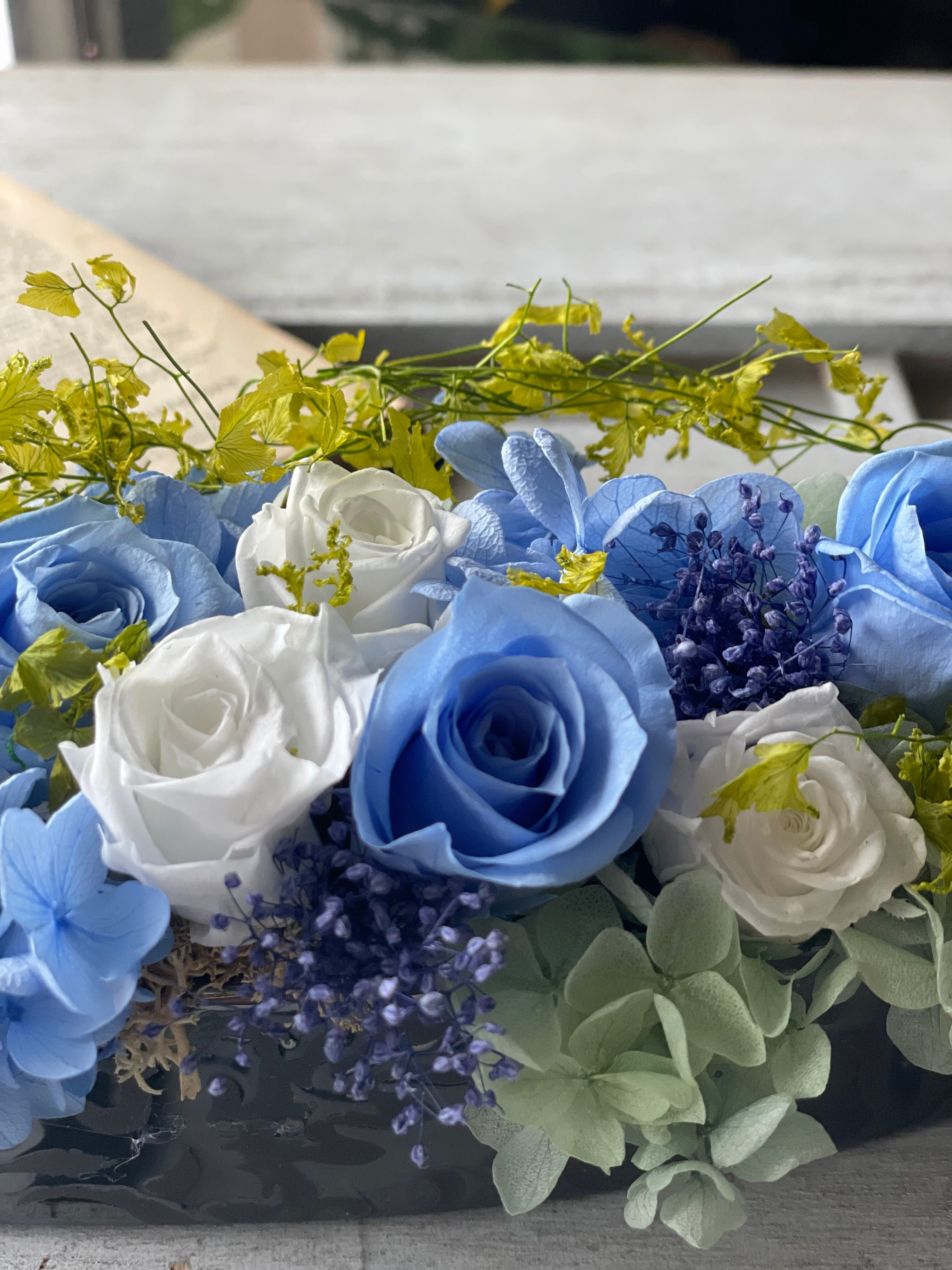 胡蝶蘭とブルーローズの横長のアレンジ 仏花 プリザーブドフラワー