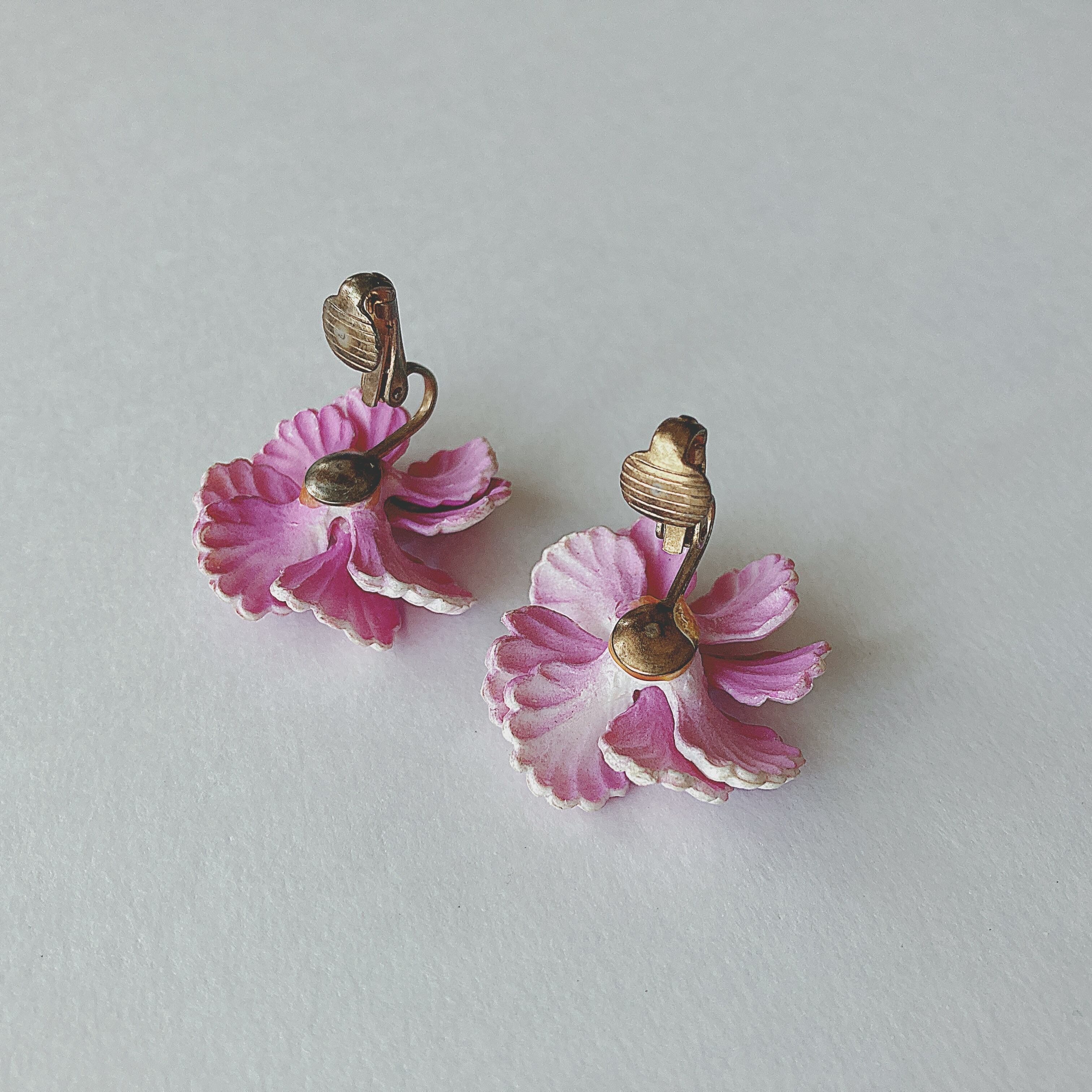 Vintage 50s - 60s pink plastic faux pearl flower earrings