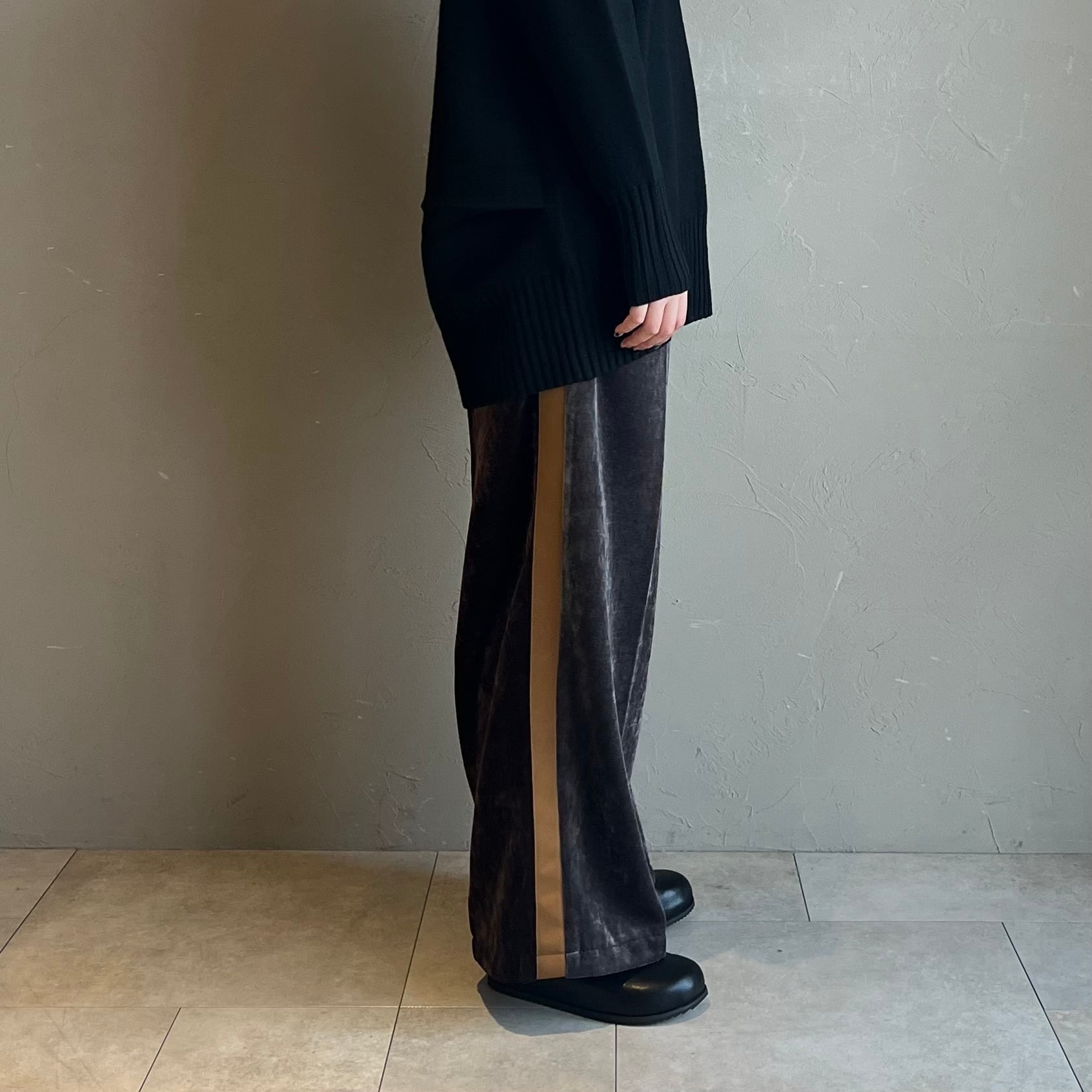 【 Audrey and John Wad 】ベロア配色ラインパンツ