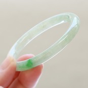 【内径 約52mm】ワインポイントの緑が特徴的！バングル A貨翡翠 jd_bg1222