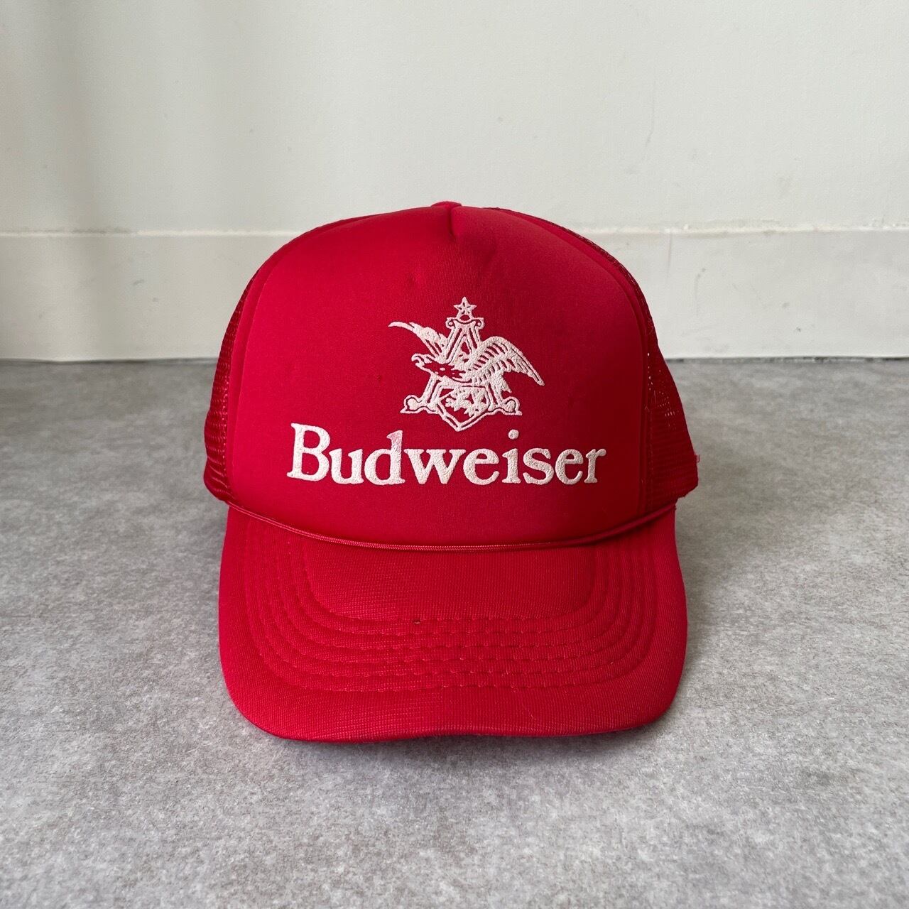 90s USA製デッドストック Budweiser 刺繍 トラッカーキャップ 赤 90s USA製デッドストック Budweiser 刺繍 トラッカーキャップ 赤