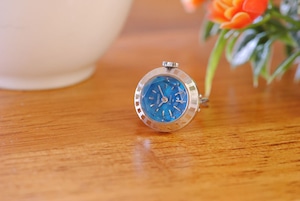 【ビンテージ時計】1977年7月製造　セイコー指輪時計夏を感じるブルーの文字盤とカットガラスの組み合わせがとても綺麗です。【デッドストック品】
