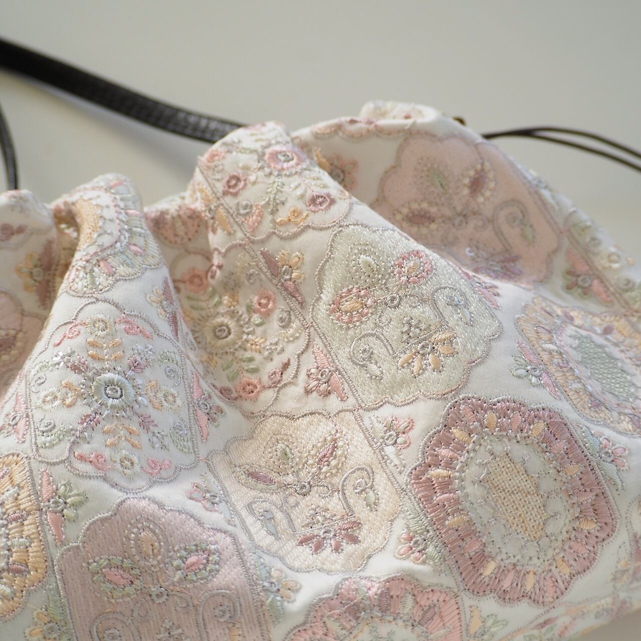 □インド刺繍生地のエアリーショルダーバッグ / フェアリー・ミルキー