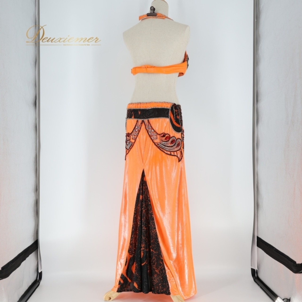 ベリーダンス オリエンタル 衣装 上下セット オレンジ系 ラインストーン ビーズ 赤 黒 伸縮 ストレッチ 華やか トップス スカート 煌びやか キラキラ 装飾 豪華 ダンス衣装 ステージ衣装 ゴージャス レッド系 ブラック系 シルバー系