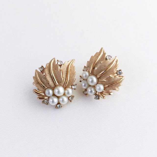 Trifari vintage earrings 1044