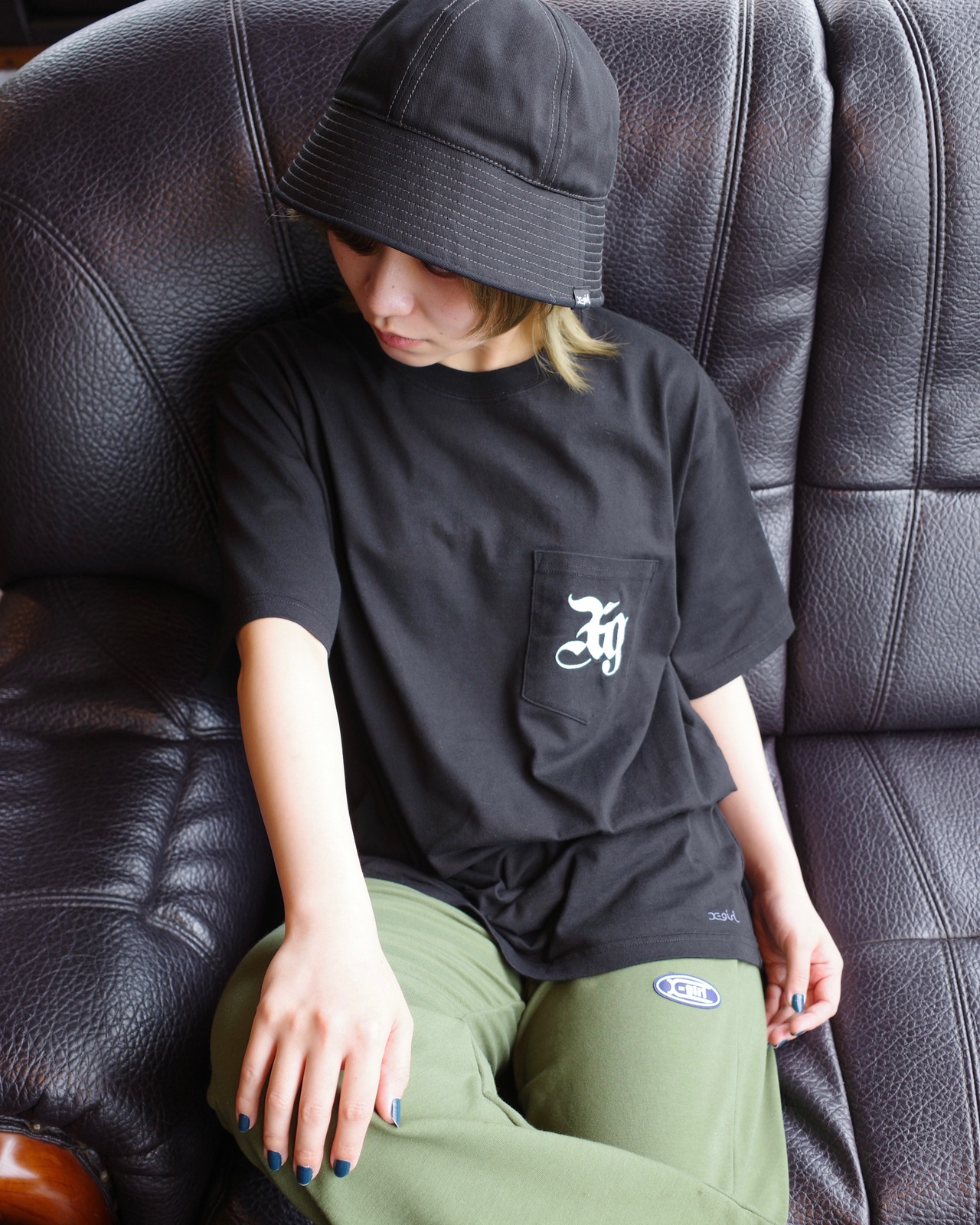 【X-girl】EMBLEM EMBROIDERY POCKET S/S TEE【エックスガール】