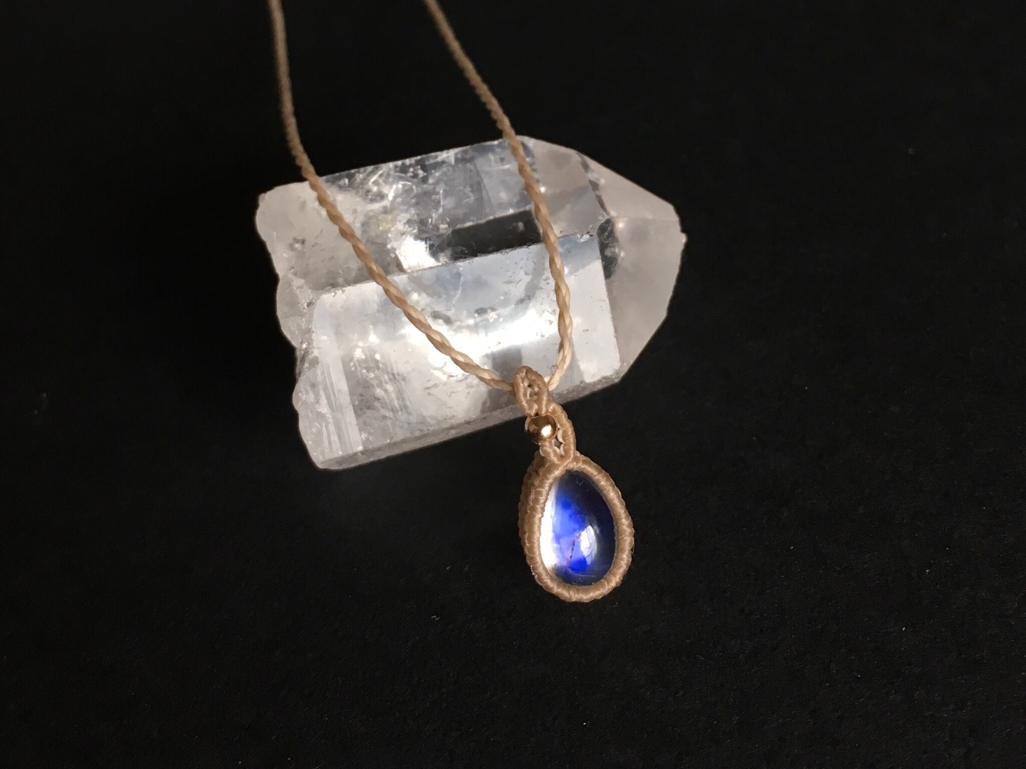 ホワイトラブラドライト macramé necklace