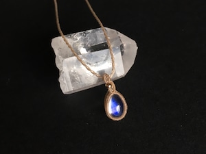 ホワイトラブラドライト macramé necklace