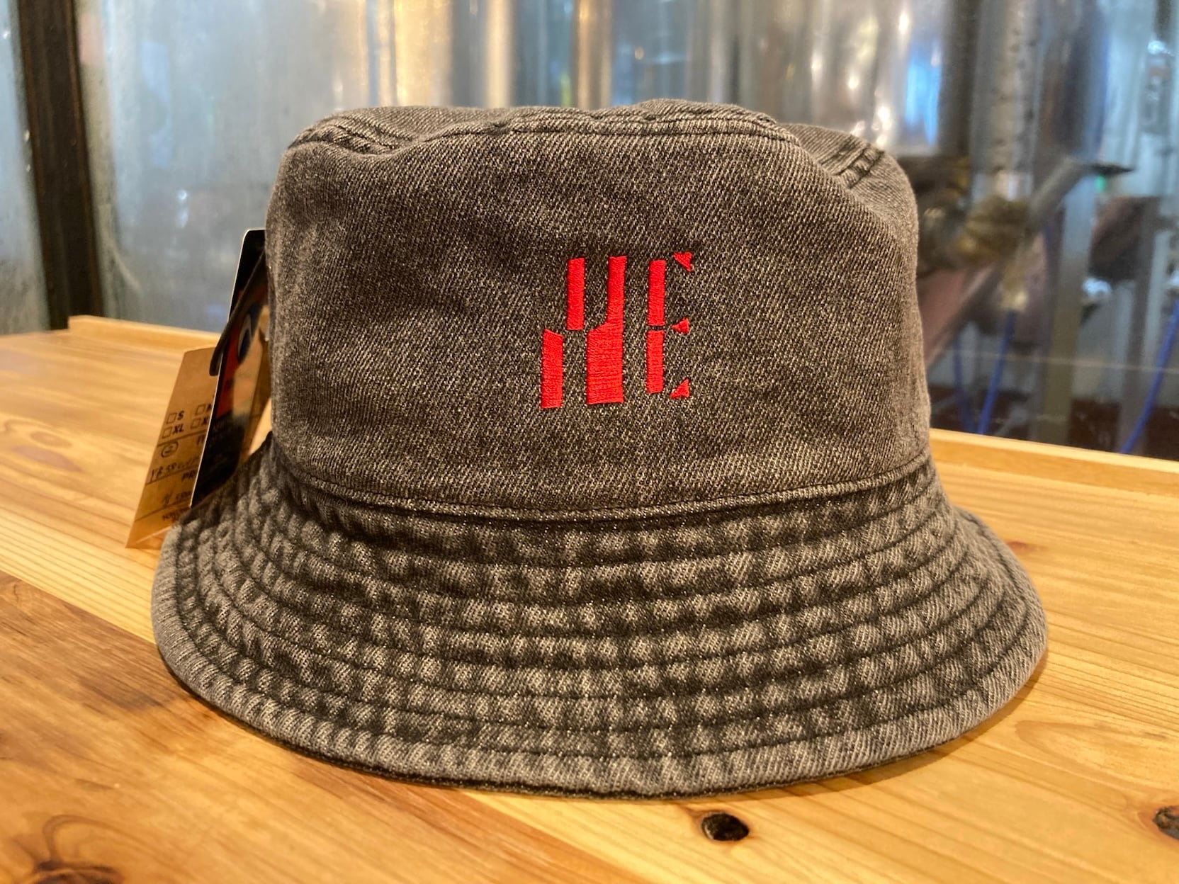 ジオメトリックロゴ刺繍　デニムバケットHAT　ブラック【NEWHATTAN】