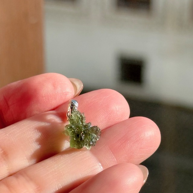 【本場買い付け】【最高品質】【希少石】モルダバイト　ペンダント（革ひも　or　チェーンつき　☆選べます）　NO.5