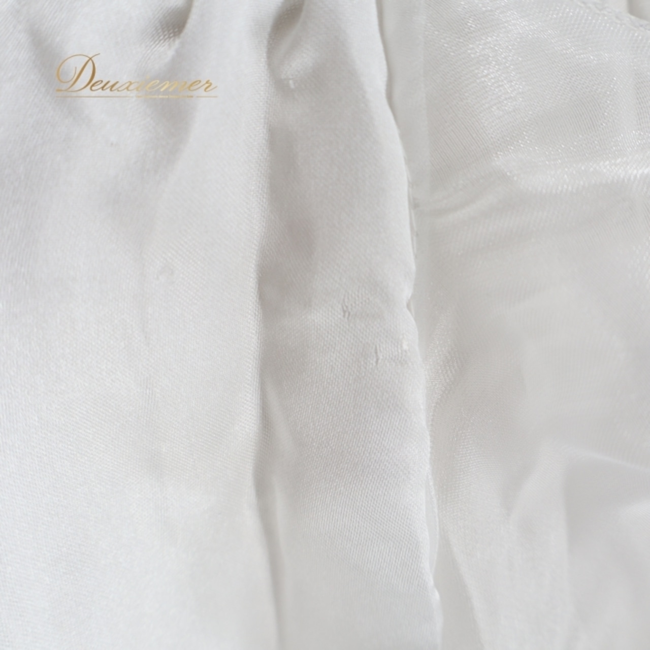 ベリーダンス オリエンタル 衣装 スカート ホワイト系 無地 フリル スリット 白 ボリューム かわいい 華やか 爽やか 明るい ダンス衣装 練習 レッスン ステージ イベント 光沢