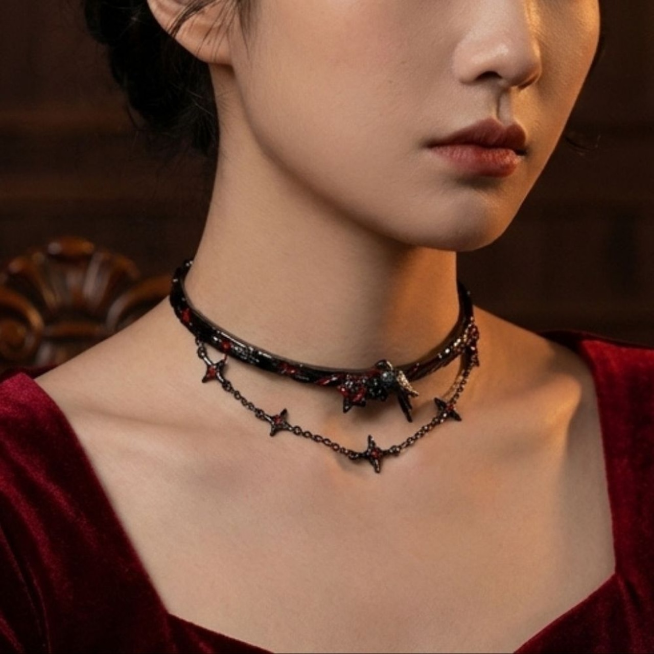 光を集めるからすが見つけた星屑のチョーカー E00659