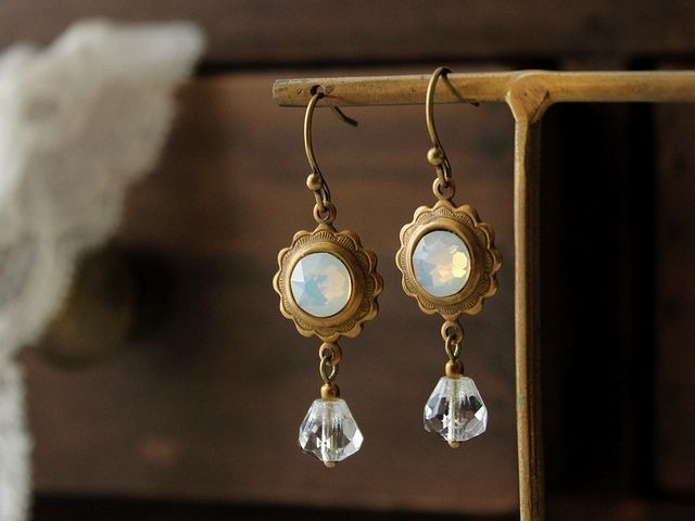 ホワイトオパール・ヴィンテージ・スワロフスキー　クラシックスタイル・ピアス