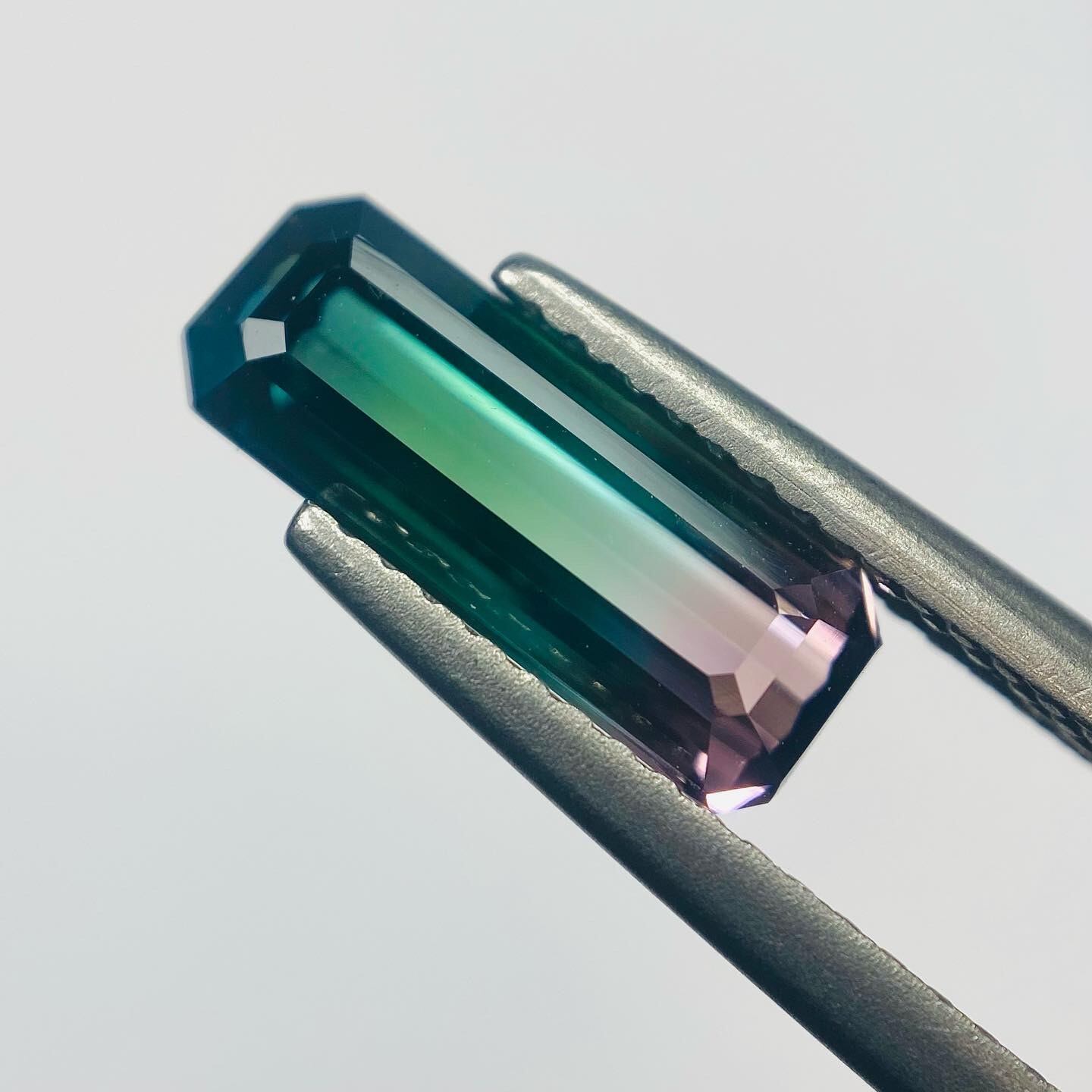 珍しい補色の概ねルーペクリーンな高品質パーティーカラートルマリン