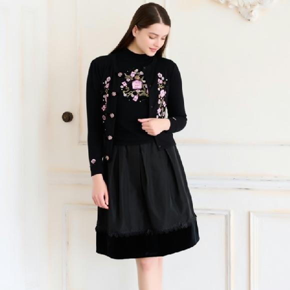 スーパービューティー セーター 香水瓶&花刺しゅう入り ハイネック