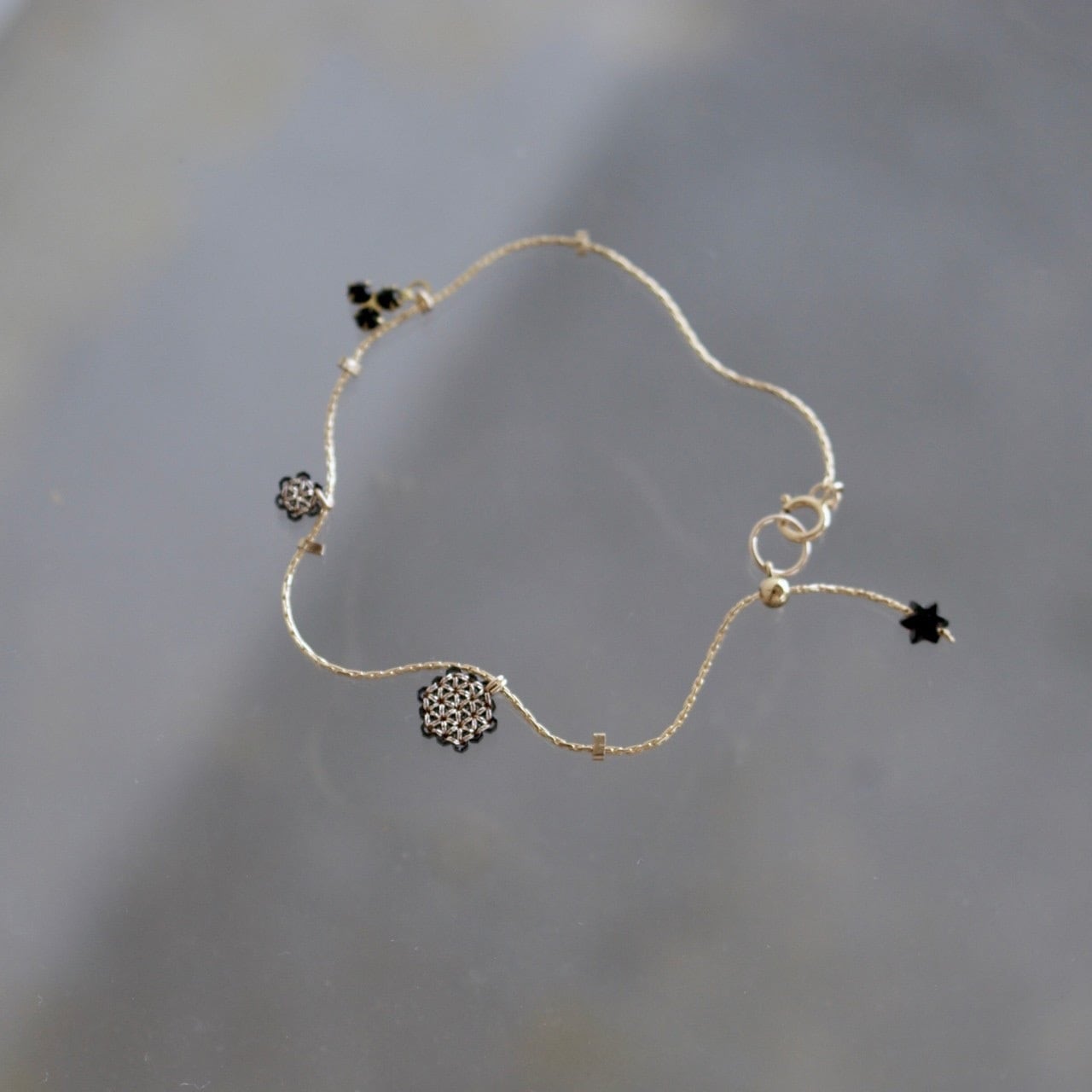 Fil et bijou アンティークチャームのゴールドブレスレット