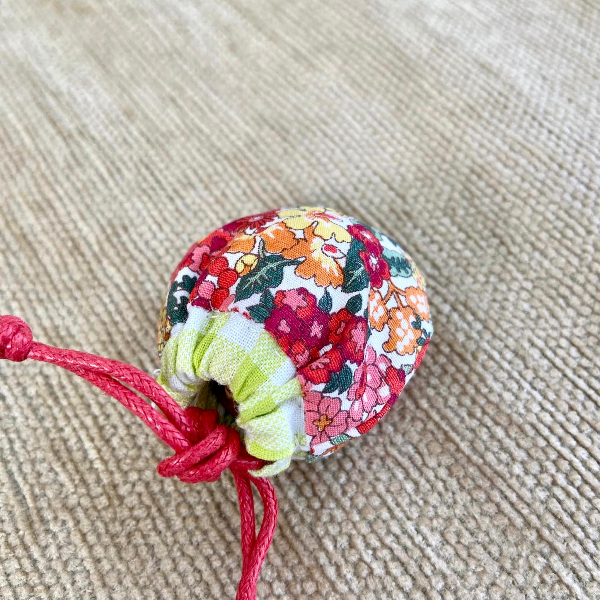 new!『 鈴くるみのお守り』（ 宝来鈴 / 花柄巾着袋付き） | りすの小部屋