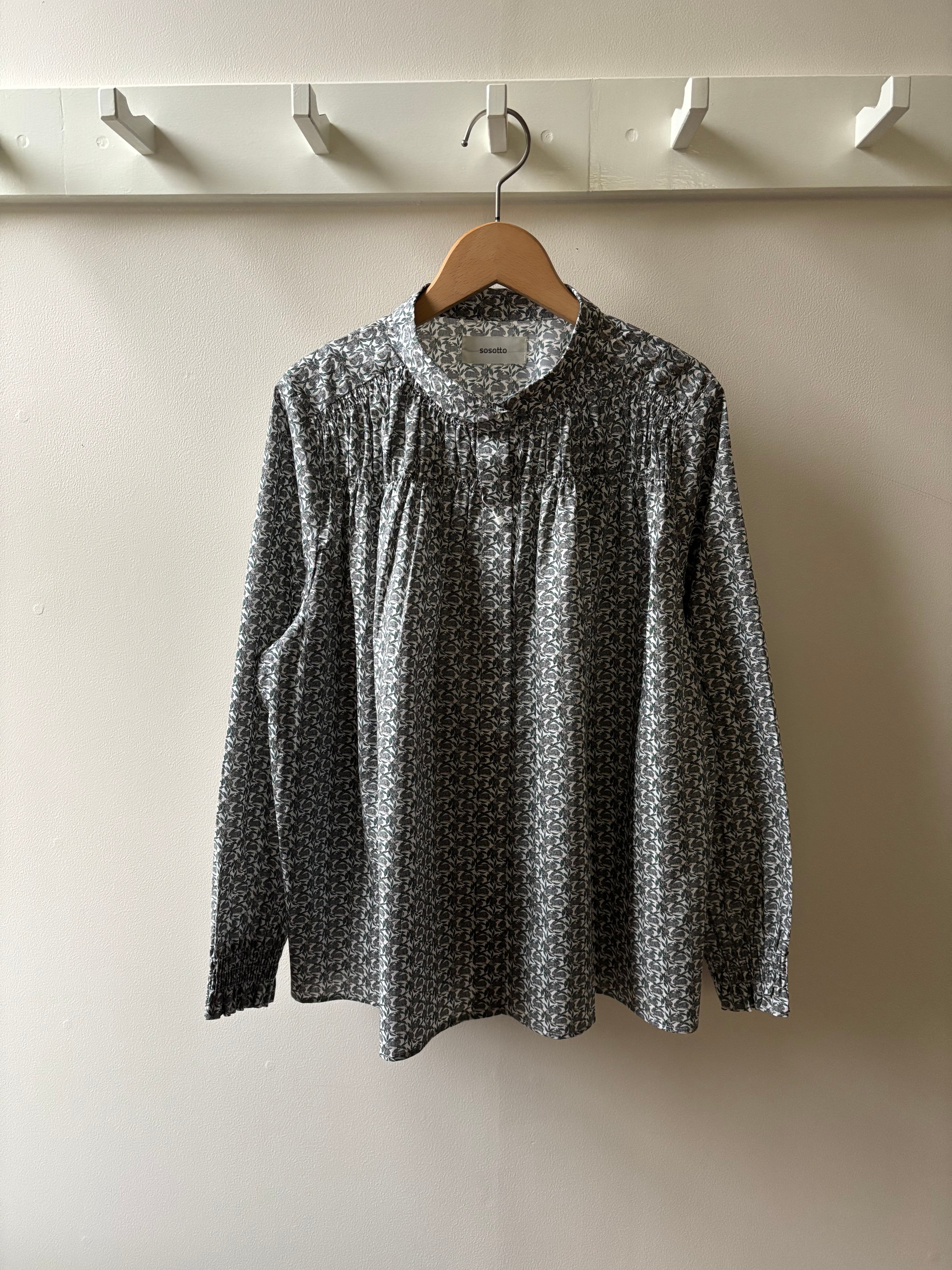 sosotto【ソソット】リバティ・チビ衿シャーリングブラウス(オフ