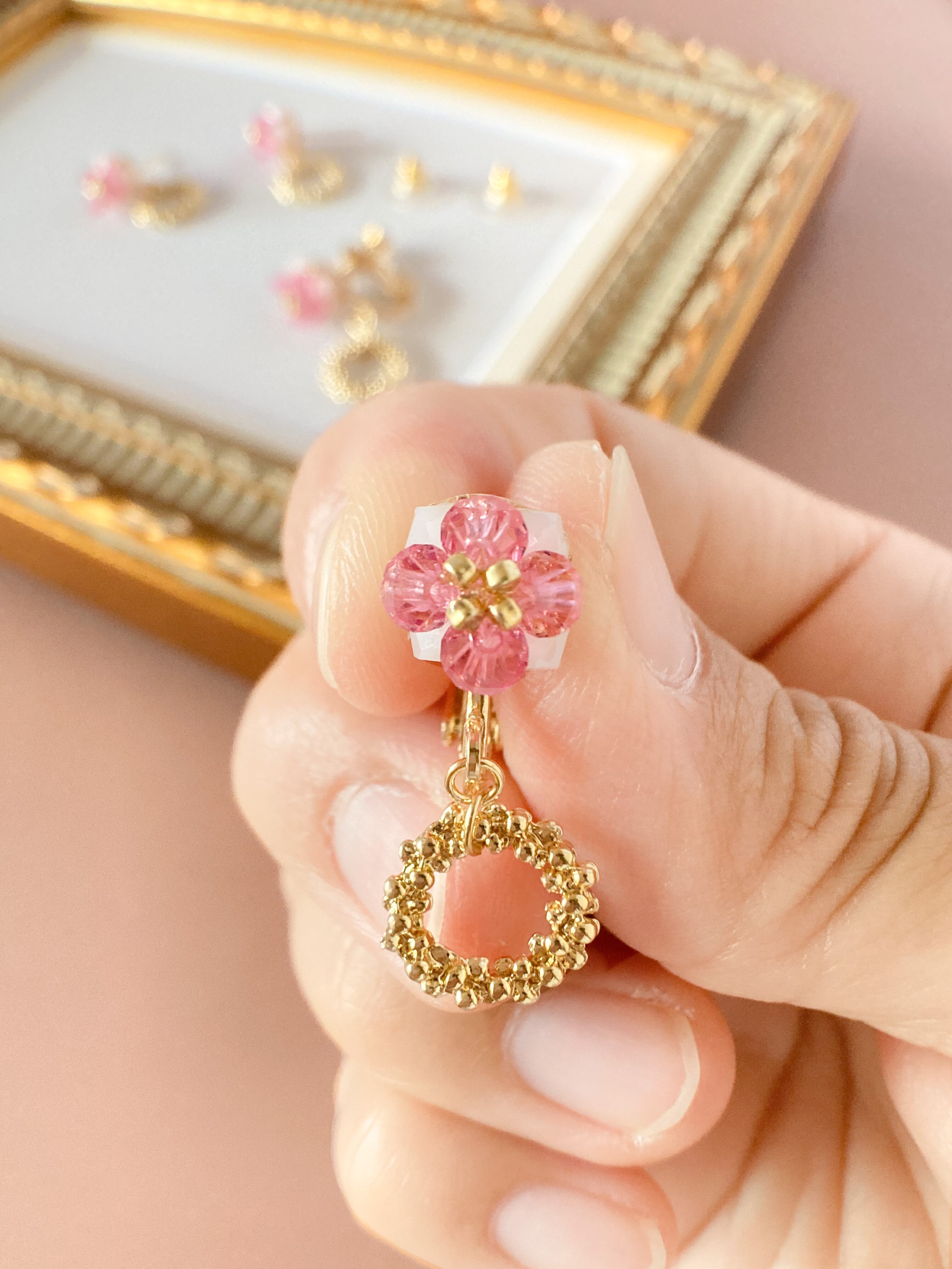 ピンク紫陽花風モチーフが揺れる スワロフスキーピアス イヤリング | shaha