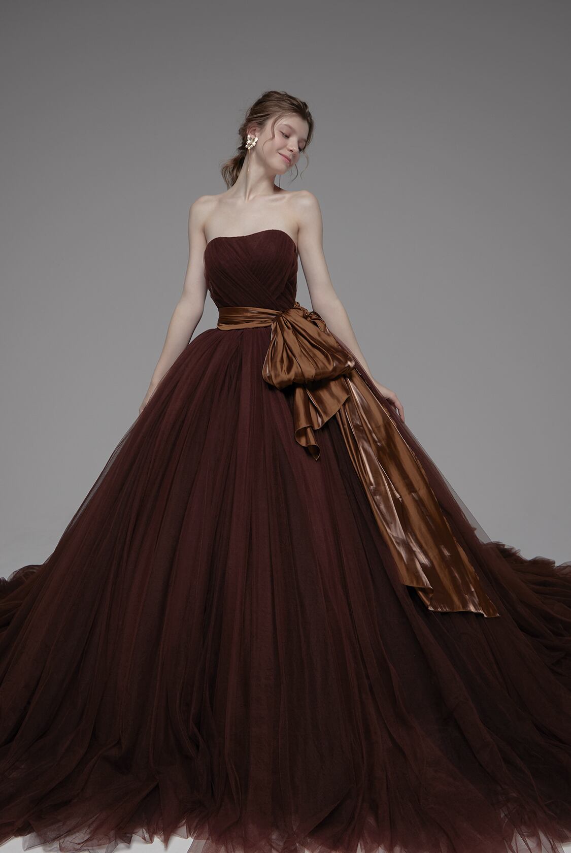 カラードレス コーヒーの色 サッシュベルト 柔らかく重ねたチュール  