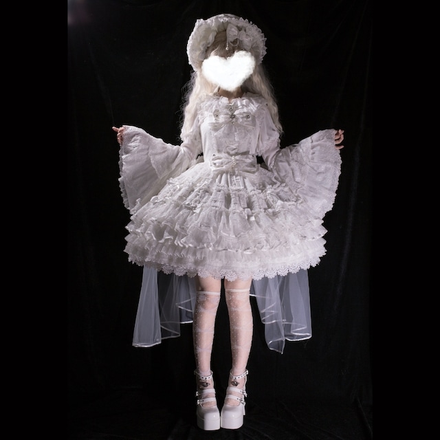 妖精のような透明感を纏う。贅沢な総レースと揺れるリボンに心ときめく「お姫様のためのジャンパースカート」