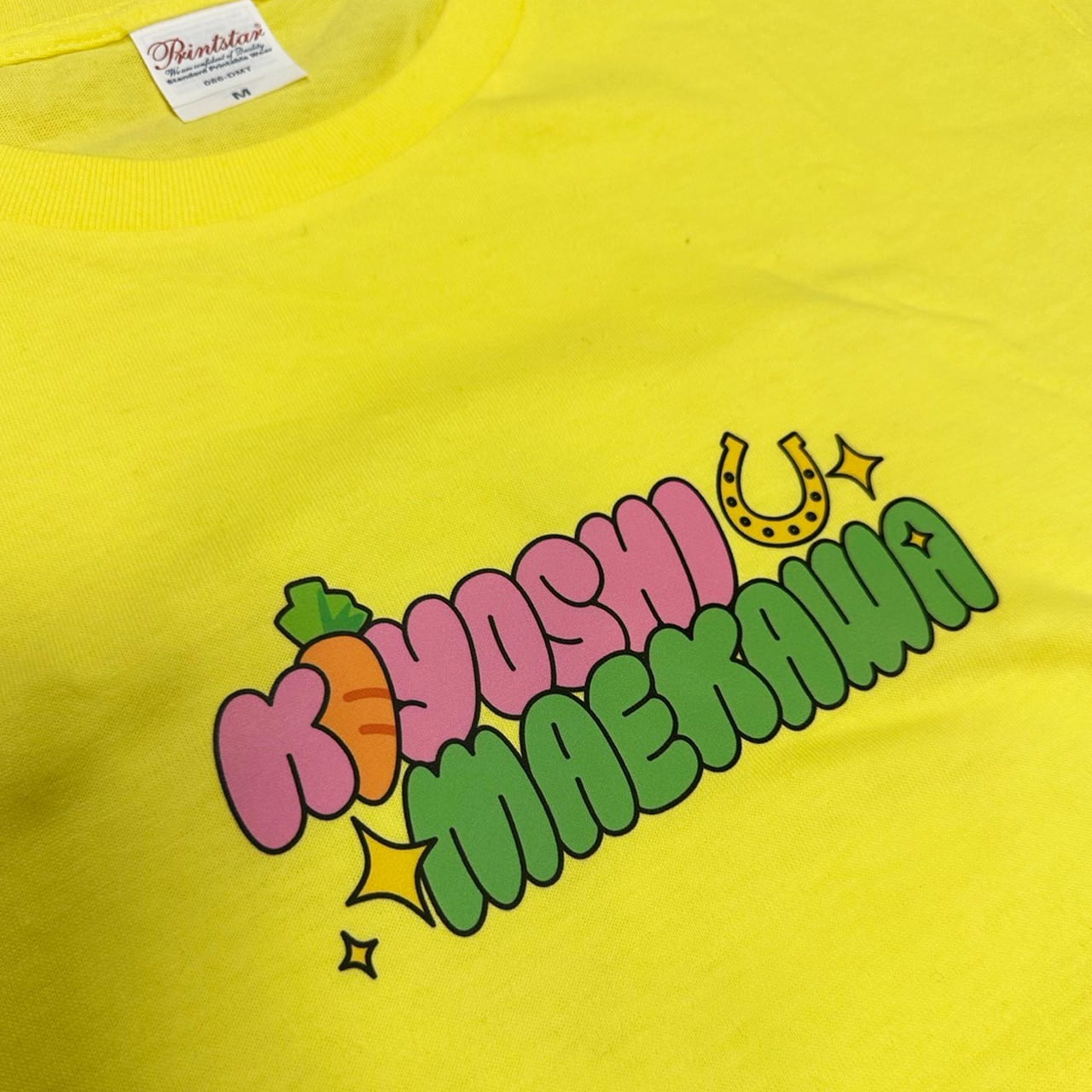 マエキヨ“POP”Tシャツ ブルー／ピンク／イエロー | mkgoods