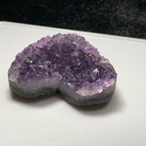 4.ハートアメジストクラスターに住み着いているフローライトハリネズミさん