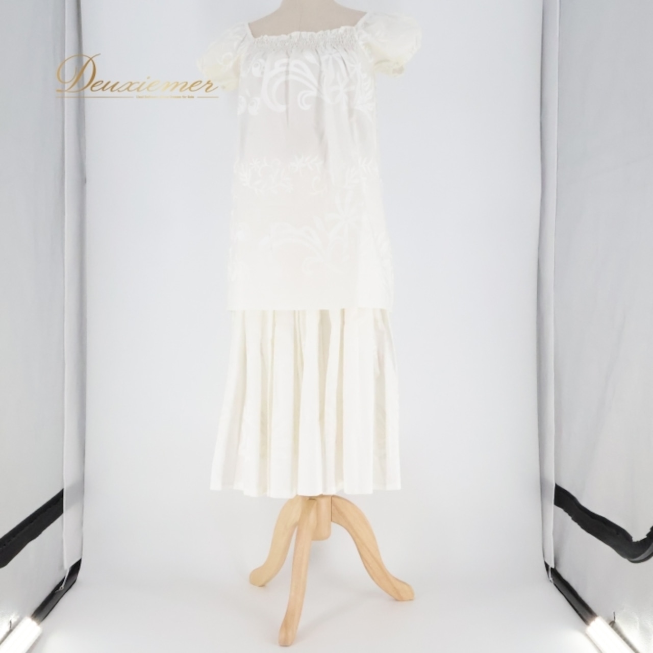 フラダンス 衣装 ツーピース セットアップ 上下セット プアラニ ホワイト系 PUALANI 日本製 ティアレ柄 ワンカラー かわいい 華やか 鮮やか 明るい きれい 白 ハワイアン アロハ ハワイアンプリント フラ ダンス レッスン 練習