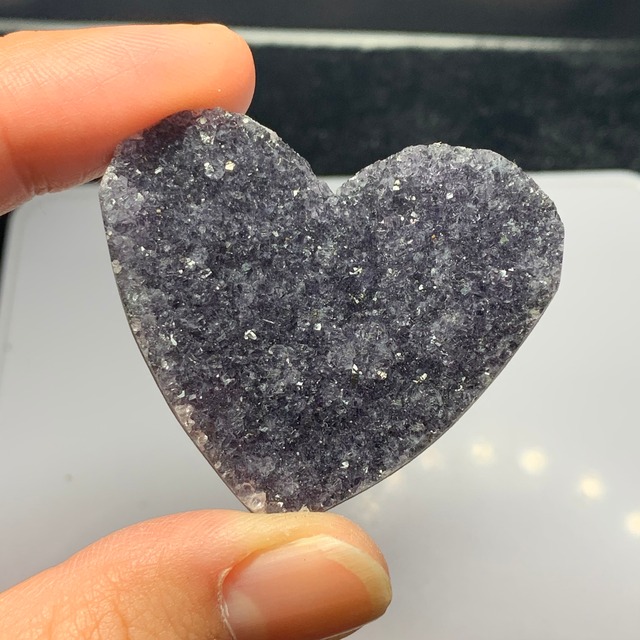 9.変わった色合いハートブラックアメジストクラスター