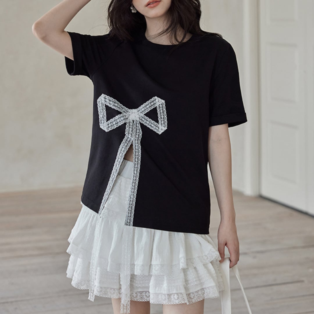 black short sleeved t shirt with cute white lace bow
