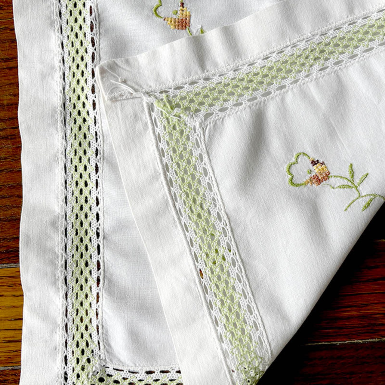 テーブルマット　花刺繍　若草色刺繍　スクウェアマット　フランスリネン　 12cldi33-2