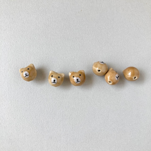 クマ顔の陶器ビーズ