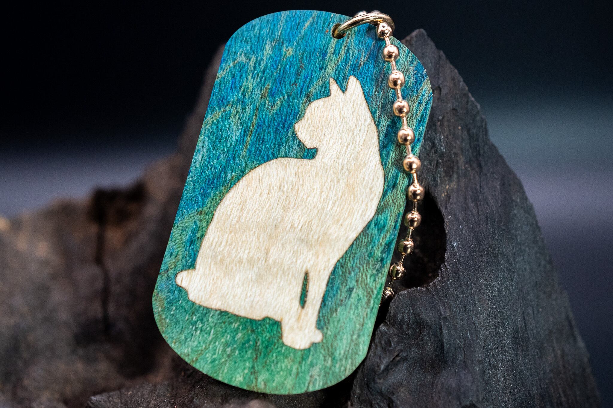 スタビライズドウッド タマリンド ドッグタグ象嵌 優雅に座る猫