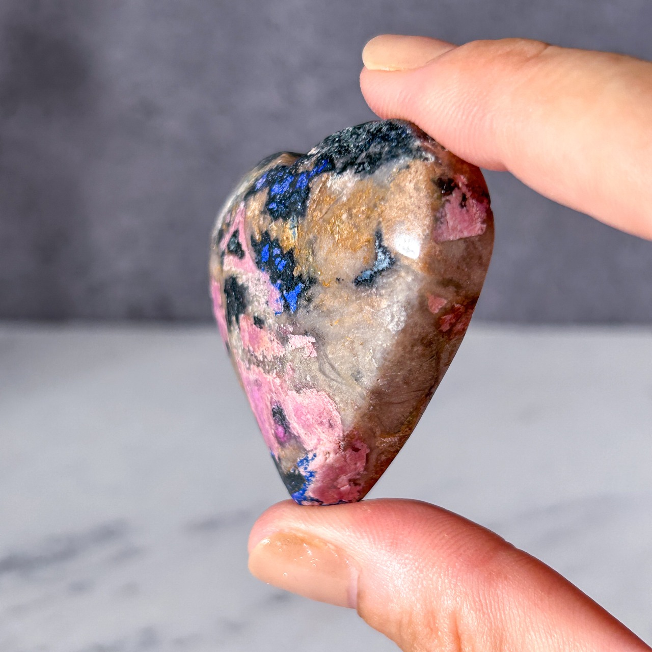 ピンクコバルトカルサイト in ラピスラズリ ハート