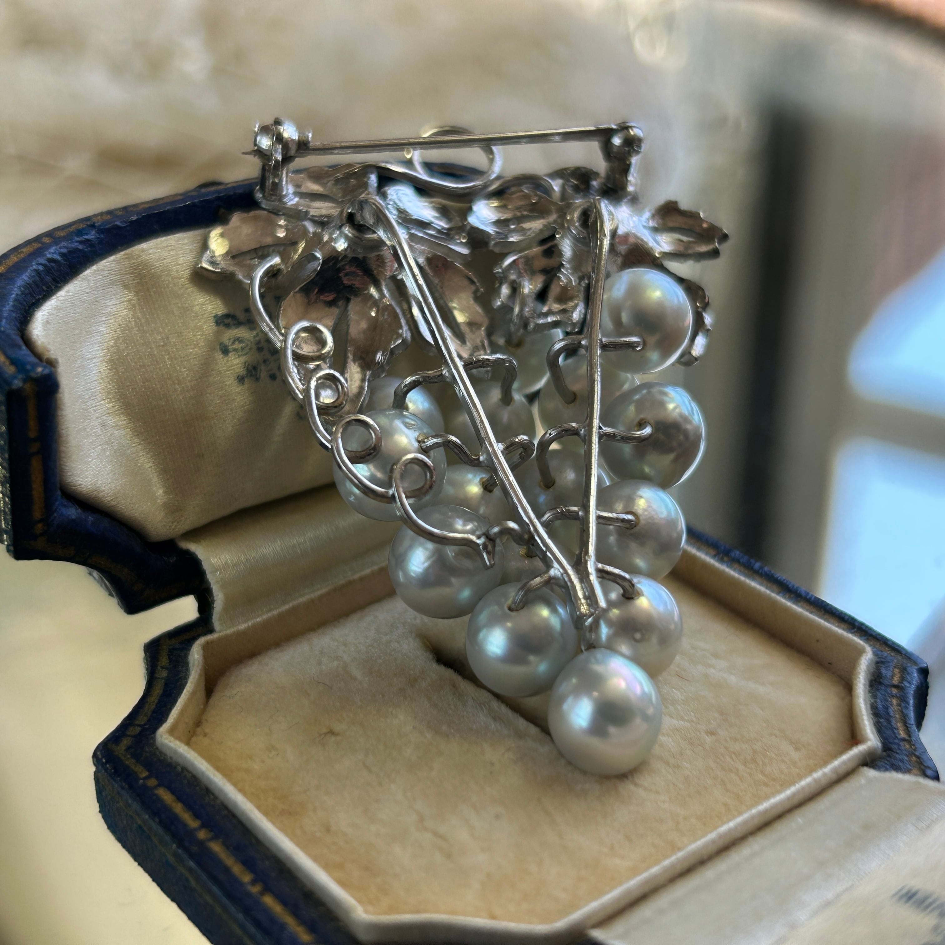 ヴィンテージ  シルバー系あこや真珠たわわ葡萄のブローチ