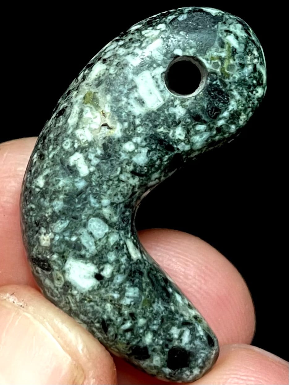 2) 秘中の秘！超霊石「幻の黒遠野」勾玉M(ハンドメイド) | レムリアの太陽