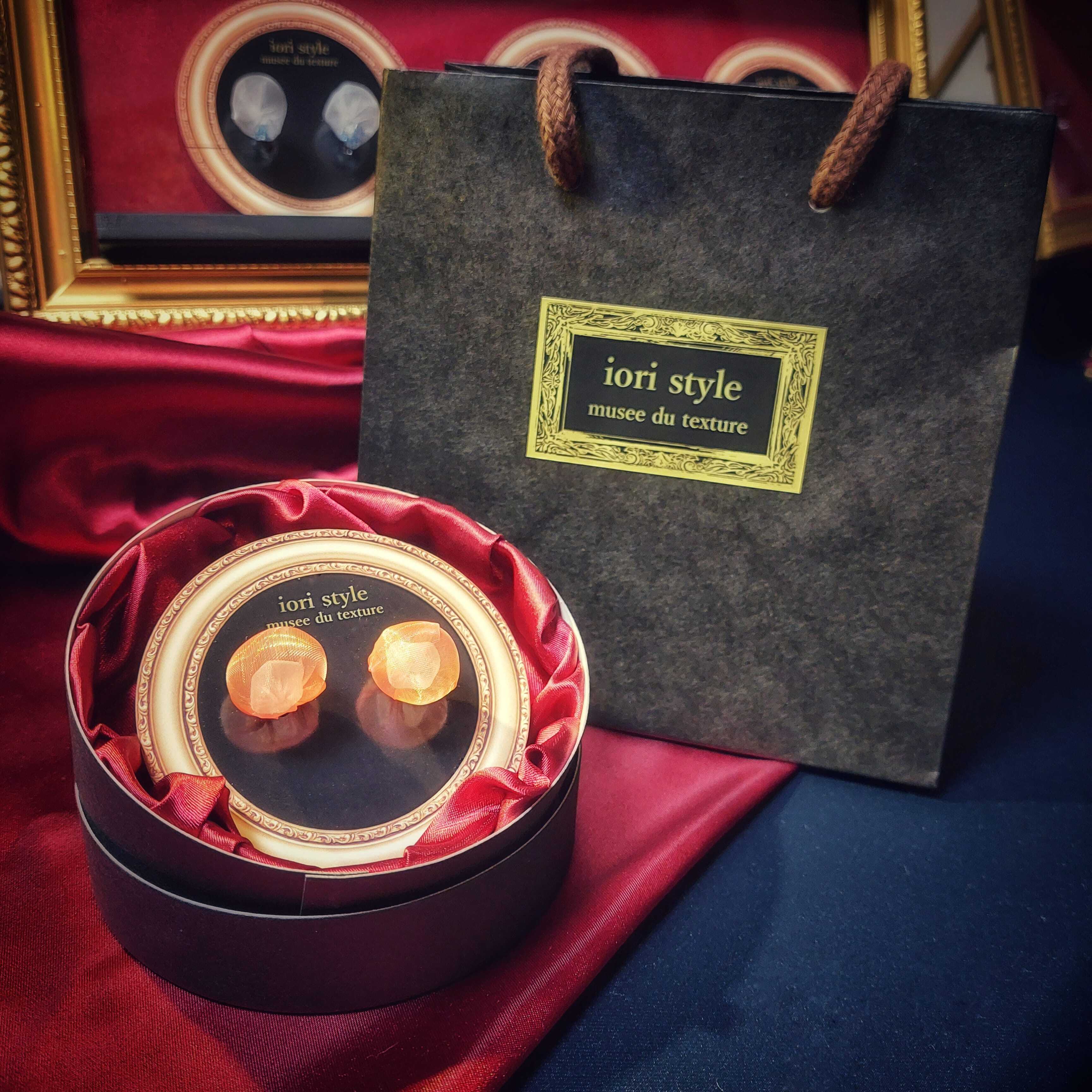 浮遊するピアス、イヤリング(揺れるタイプ四角) | Pay ID