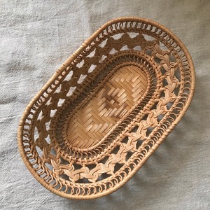 繊細な編みかご