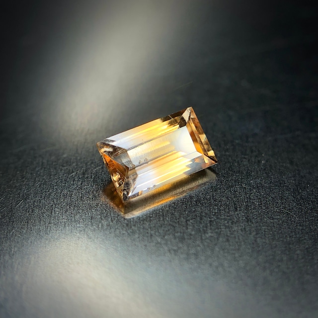 ゴールドとシルバーの贅沢な輝き 0.35ct 希少石 バイカラーサファイア